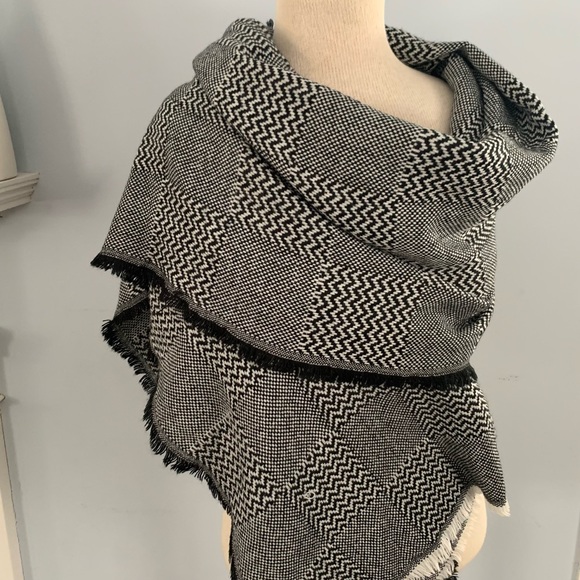 Athleta Accessories - Athleta black & white houndstooth chevron large wrap